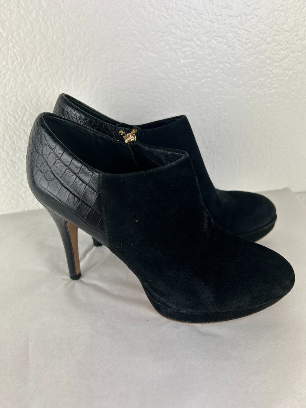 Vince Camuto Beautiful Black and Gold Heels Size 7.5B
